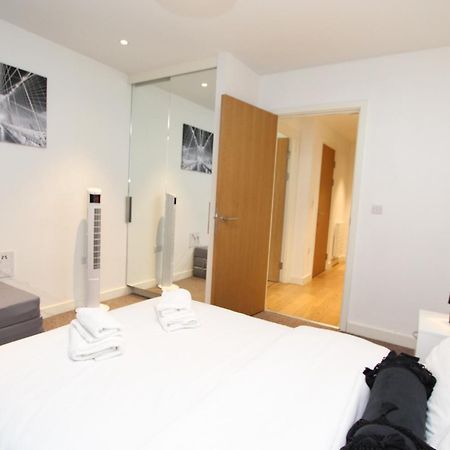 Spacious & Modern 1 Bedroom Close To Station In E16 ロンドン エクステリア 写真