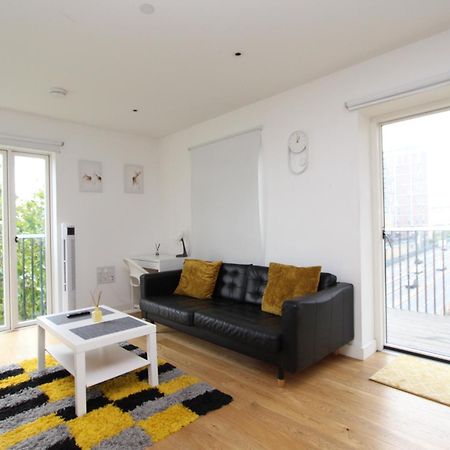 Spacious & Modern 1 Bedroom Close To Station In E16 ロンドン エクステリア 写真