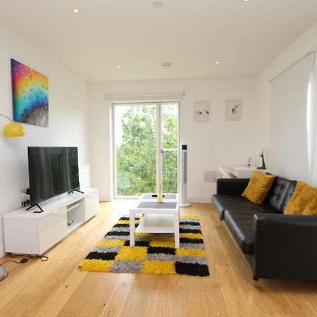 Spacious & Modern 1 Bedroom Close To Station In E16 ロンドン エクステリア 写真