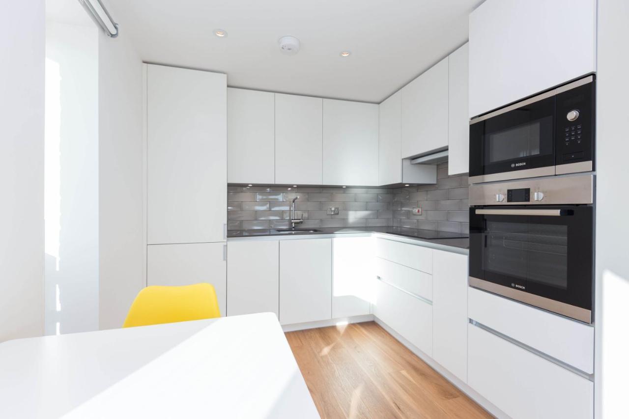 Spacious & Modern 1 Bedroom Close To Station In E16 ロンドン エクステリア 写真