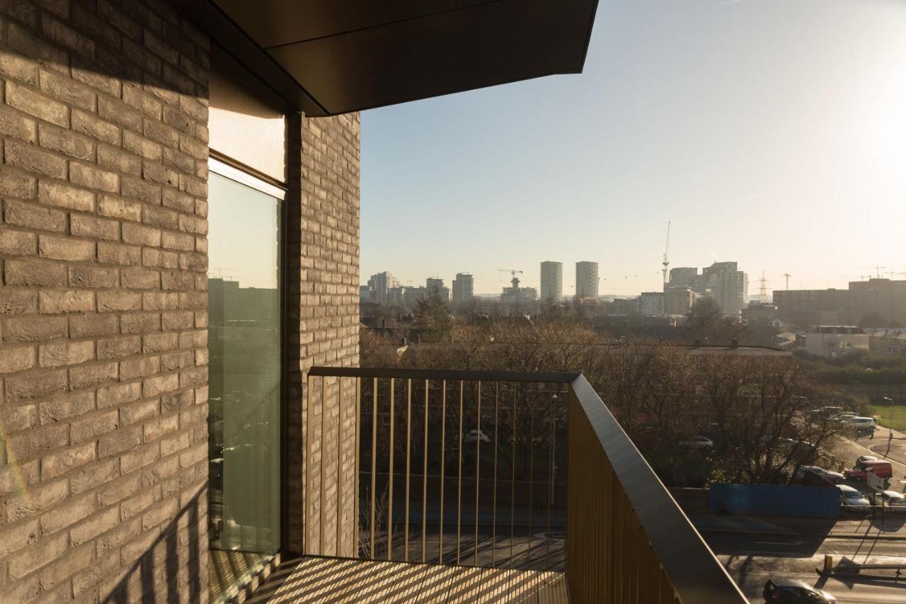 Spacious & Modern 1 Bedroom Close To Station In E16 ロンドン エクステリア 写真