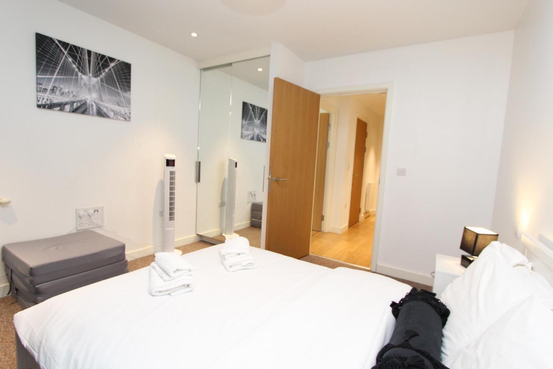 Spacious & Modern 1 Bedroom Close To Station In E16 ロンドン エクステリア 写真