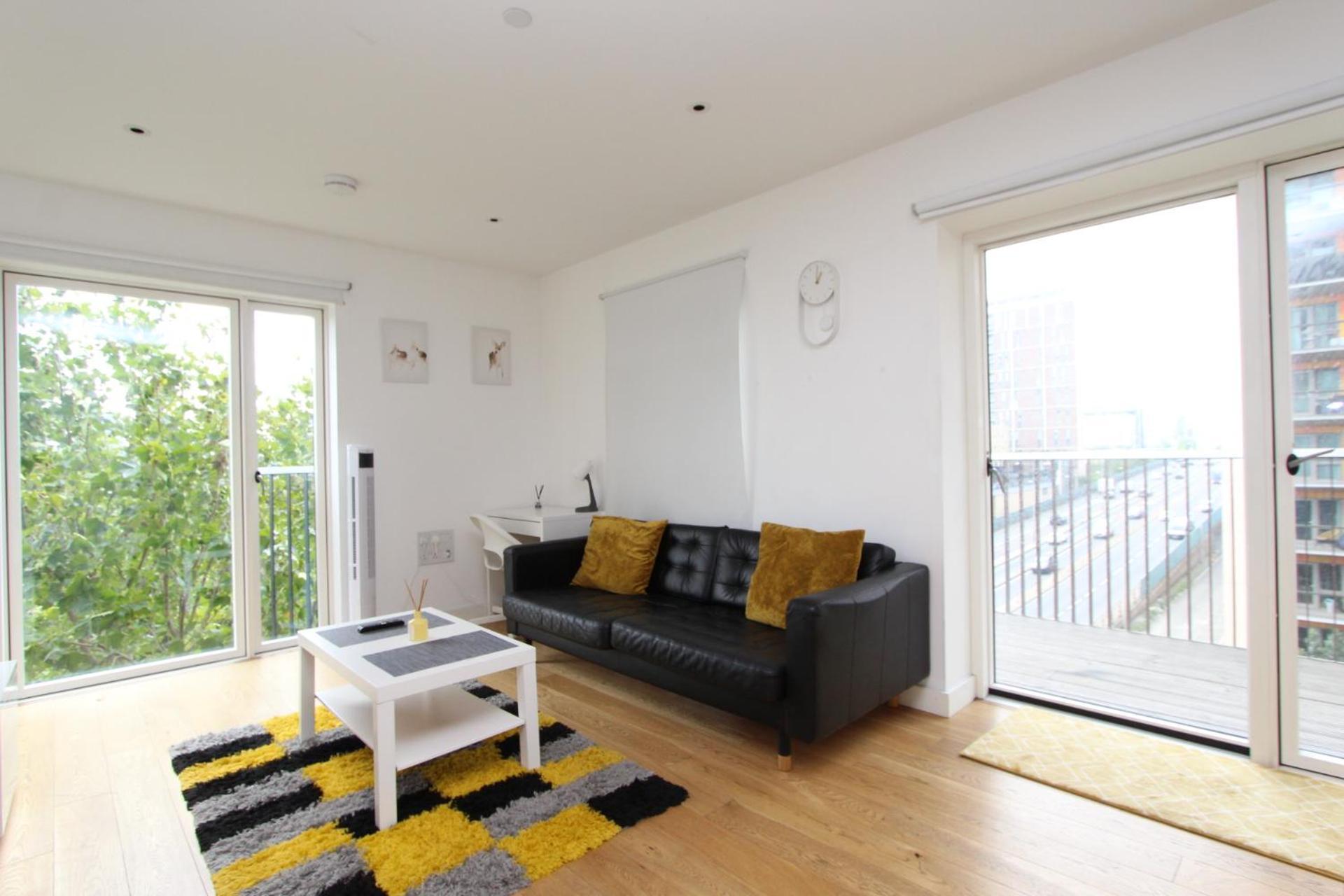 Spacious & Modern 1 Bedroom Close To Station In E16 ロンドン エクステリア 写真