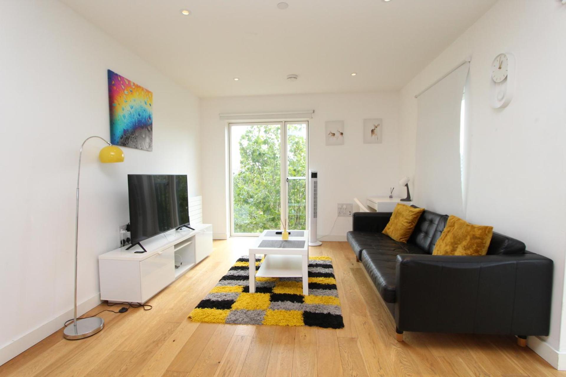 Spacious & Modern 1 Bedroom Close To Station In E16 ロンドン エクステリア 写真